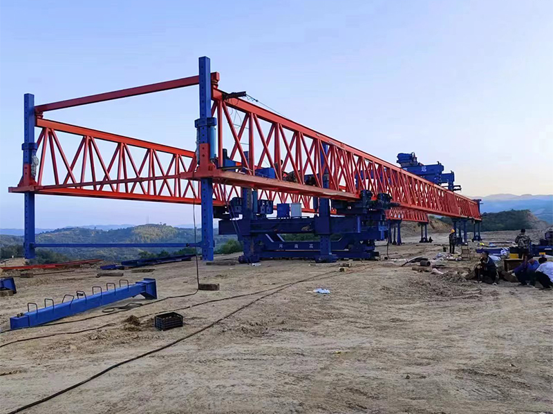 山西路橋離隰高速GYLQ200T-40M自平衡過跨架橋機(jī)